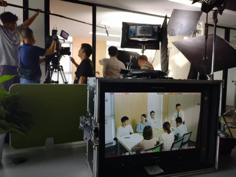鸡西TVC拍摄公司：科技产品视觉化大师，诠释未来感与功能美学